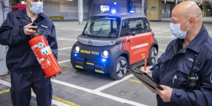 Este Opel Rocks-e, curioso y pequeño, se le mide a ser un miniauto de bomberos