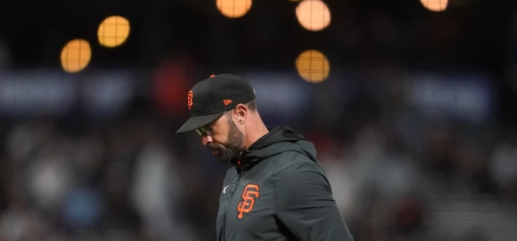 Kapler de los Gigantes se niega a salir al campo para el himno en protesta.