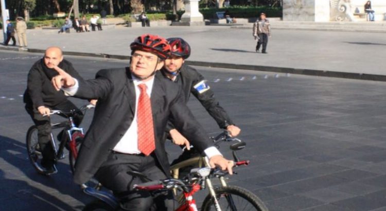 Marcelo Ebrard regala su bici roja