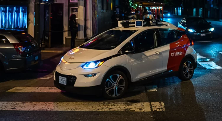 ¡Vehículo sin conductor choca con ambulancia!