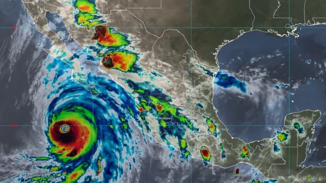 Huracán Hilary amenaza a México y Estados Unidos con fuertes lluvias