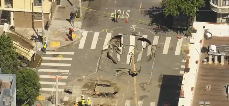 Gran sumidero aparece en San Francisco después de rotura de tubería de agua