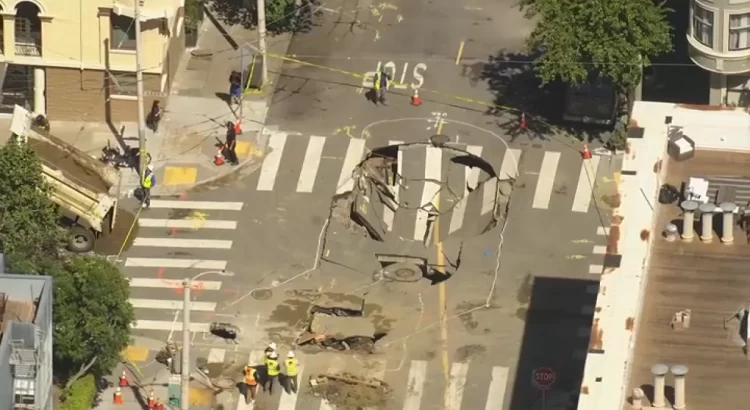 Gran sumidero aparece en San Francisco después de rotura de tubería de agua