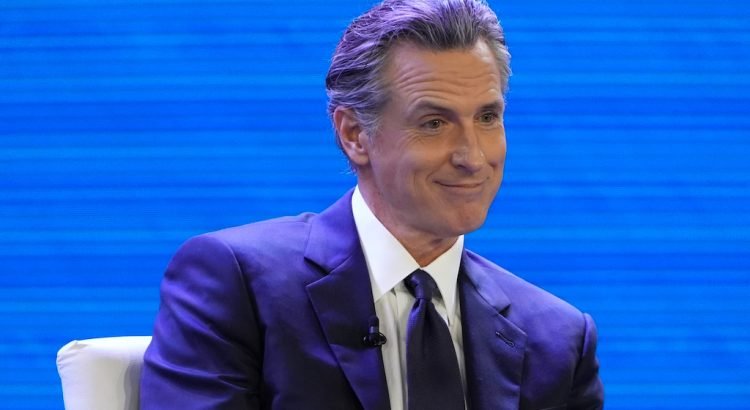 California amplía beneficios laborales y establece normativas electorales con nuevas leyes