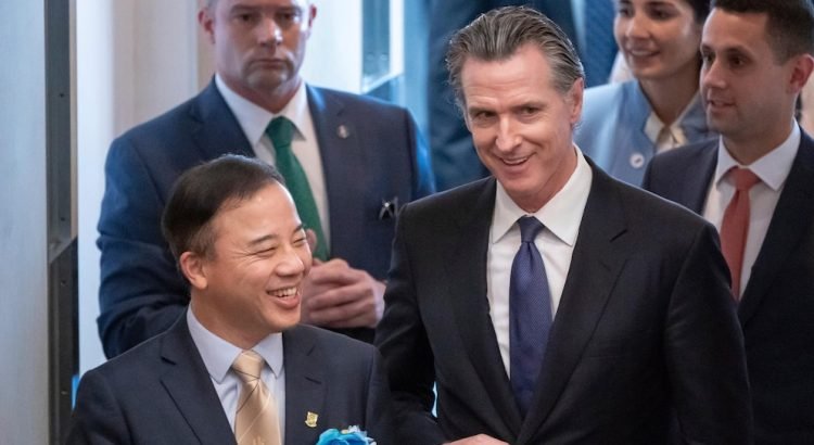 Gobernador de California refuerza compromiso climático durante visita a China