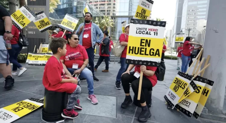 Investigan en Los Ángeles si hoteles contrataron indebidamente a inmigrantes sin hogar durante huelga