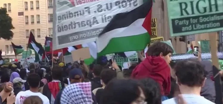 Manifestantes en San Francisco exigen el fin de los asentamientos israelíes y la ocupación en Gaza