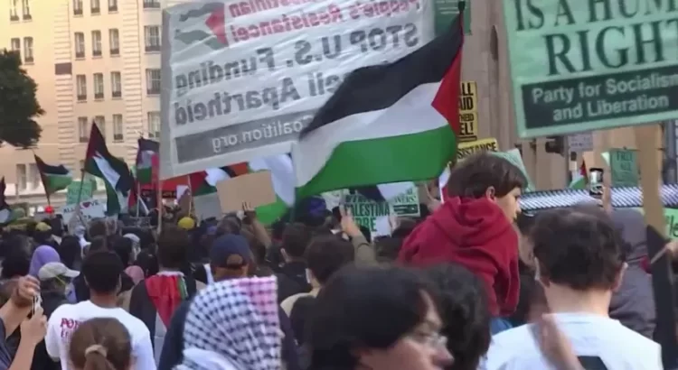 Manifestantes en San Francisco exigen el fin de los asentamientos israelíes y la ocupación en Gaza