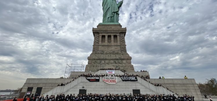 Activistas judíos ocupan la Estatua de la Libertad en Nueva York exigiendo el fin de los bombardeos en Gaza
