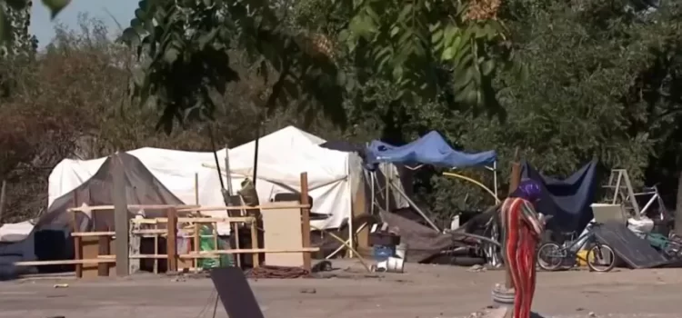 California destina 300 millones de dólares para abordar la falta de vivienda y campamentos de personas sin hogar