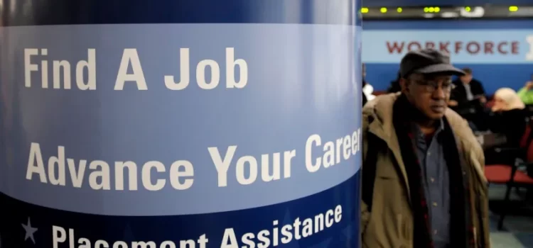 Desempleo en Estados Unidos aumenta a 3.9% en octubre debido a huelgas en el sector manufacturero