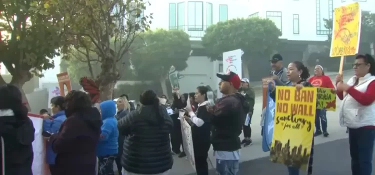 Manifestantes en San Francisco exigen apoyo a reforma migratoria ante continuación de construcción del muro fronterizo