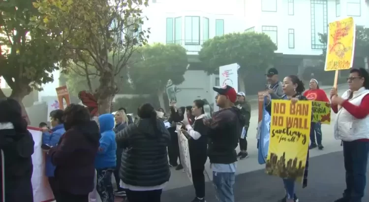 Manifestantes en San Francisco exigen apoyo a reforma migratoria ante continuación de construcción del muro fronterizo