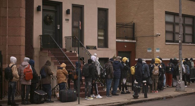 Migrantes en Nueva York afrontan desalojos en pleno invierno