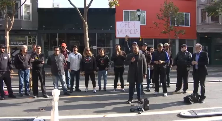 Protesta en Valencia Street de San Francisco contra carril central para bicicletas