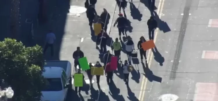 Vendedores ambulantes protestan contra prohibición temporal