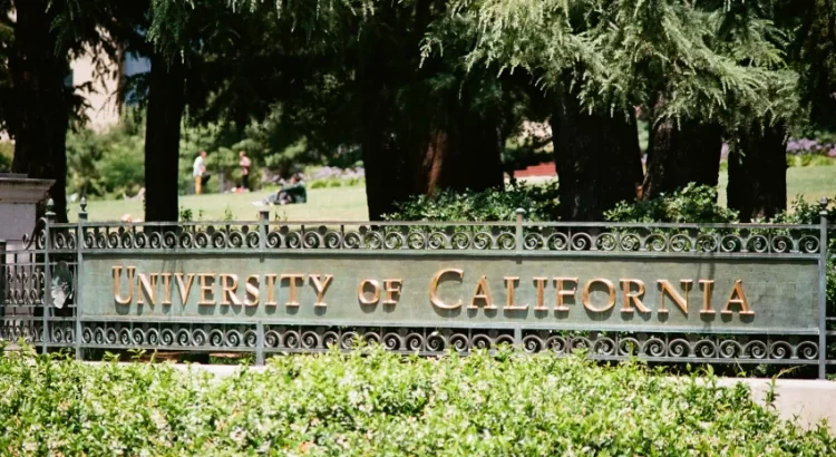 Universidad de California prohíbe empleo a estudiantes indocumentados