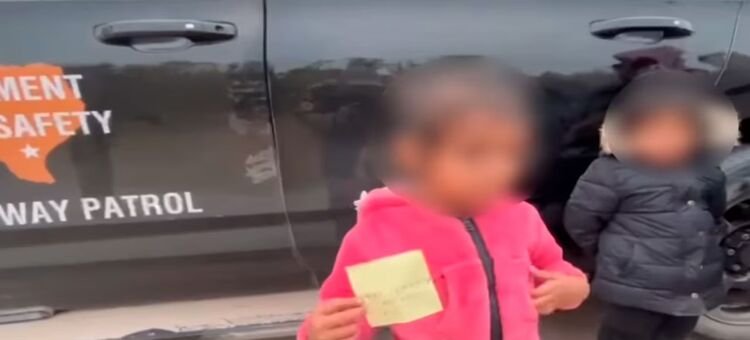 Encuentran a niña salvadoreña de 2 años viajando sola en la frontera entre EE. UU. y México Encuentran a niña salvadoreña de 2 años viajando sola en la frontera entre EE. UU. y México