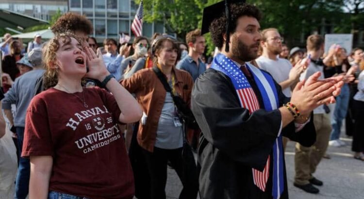 Estudiantes de Harvard protestan contra Trump por cancelar contratos con la universidad