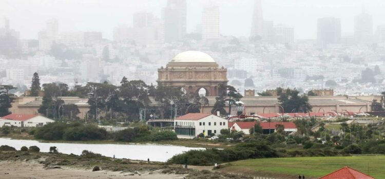 El área de la Bahía de San Francisco experimenta un julio inusualmente frío con temperaturas por debajo de los valores normales de la temporada.