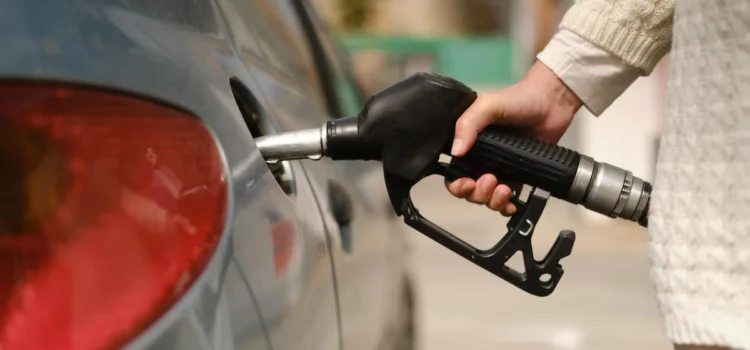 Los demócratas de California proponen normas de emisiones más flexibles en medio de la crisis del precio de la gasolina