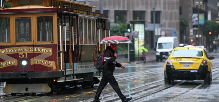 Un verano inusualmente lluvioso en San Francisco se dirige a los libros de récords