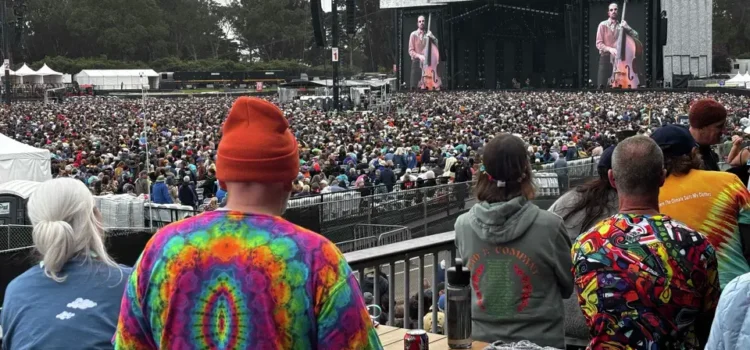 60.º aniversario de Grateful Dead: la niebla y el tie-dye dan la bienvenida a miles de fanáticos en el Golden Gate Park