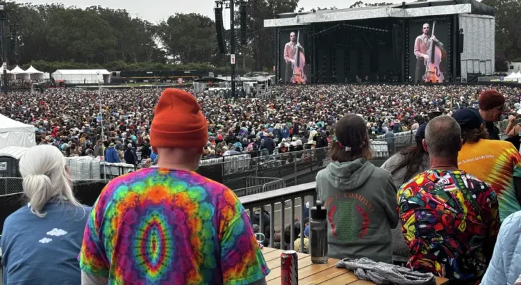 60.º aniversario de Grateful Dead: la niebla y el tie-dye dan la bienvenida a miles de fanáticos en el Golden Gate Park