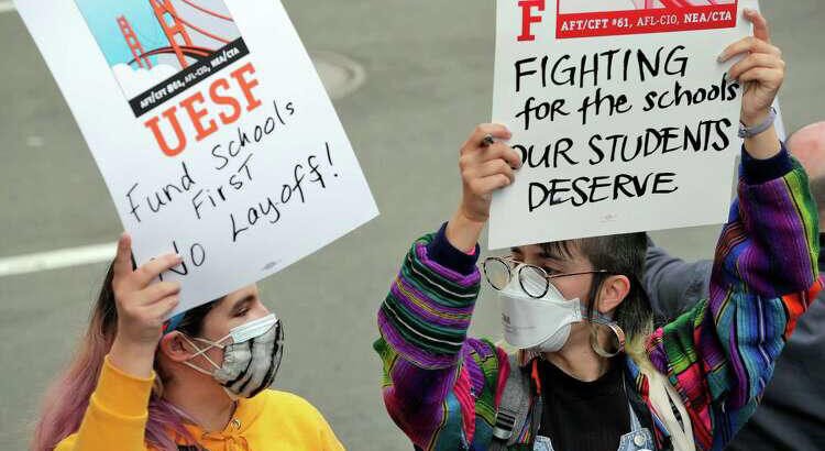 Maestros de San Francisco protestan por salarios antes del inicio del año escolar