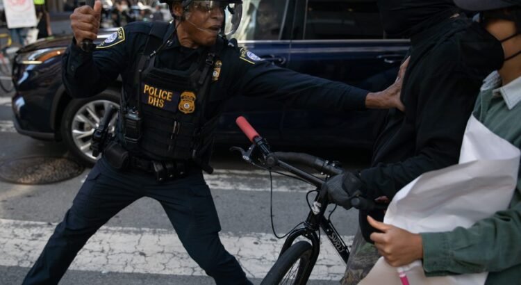 ICE rocía con gas pimienta a manifestantes en tribunal de inmigración de San Francisco