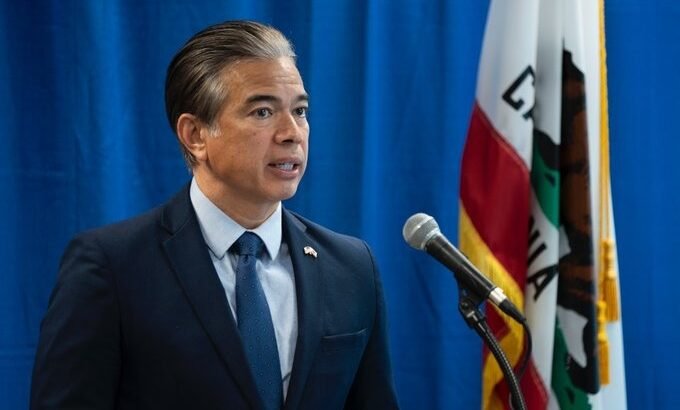 El fiscal general de California, Rob Bonta, demanda a la administración de Trump por atención médica para personas transgénero.