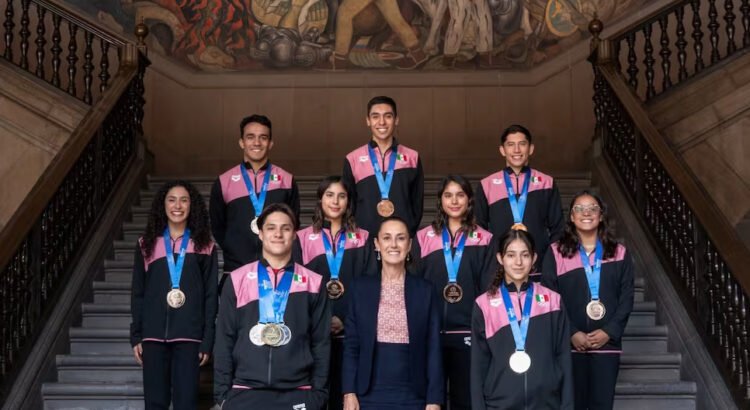 Sheinbaum recibe al equipo histórico de clavadistas en Palacio Nacional
