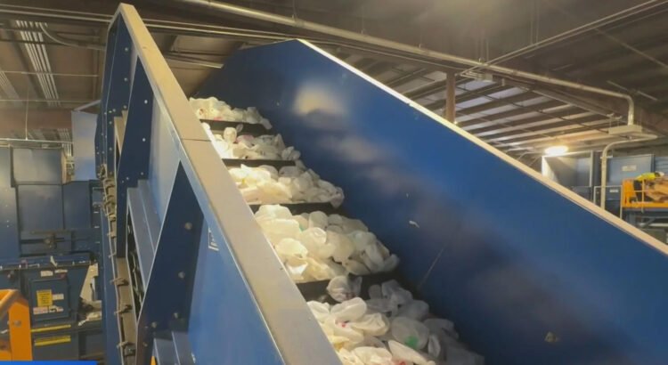 Tienda de recarga del Área de la Bahía aborda el problema del plástico de un solo uso