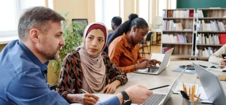 Festejan los migrantes en California: el nuevo programa que les brinda protección