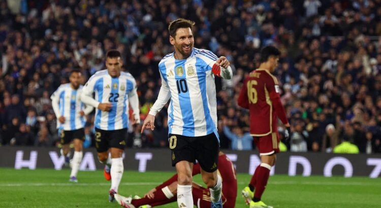 Messi hizo dos goles en su despedida, Argentina brilló con un 3-0 ante Venezuela