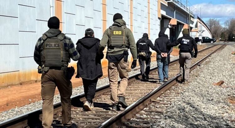 El centro de detención de ICE más grande de California reabrió