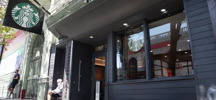 Una nueva ola de cierres de Starbucks golpea repentinamente el Área de la Bahía