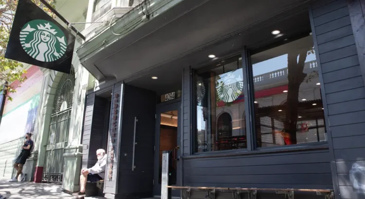 Una nueva ola de cierres de Starbucks golpea repentinamente el Área de la Bahía