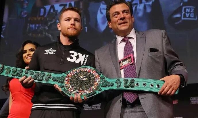 Mauricio Sulaimán explota contra Netflix por la transmisión de la pelea Canelo vs Crawford