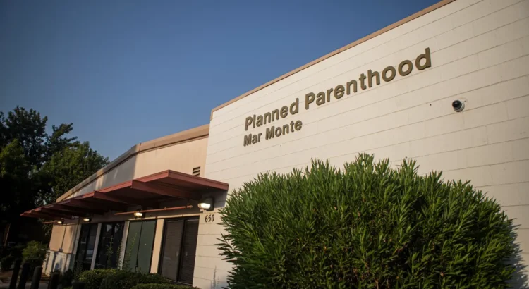 California otorga a Planned Parenthood 140 millones de dólares para mantener abiertas las clínicas California otorga a Planned Parenthood 140 millones de dólares para mantener abiertas las clínicas