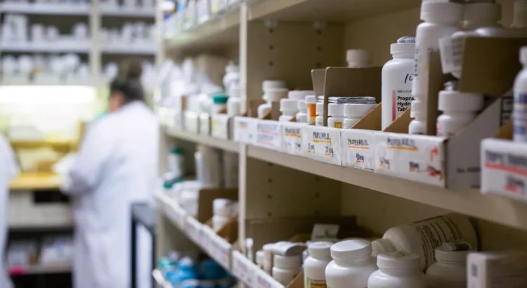 California lidera la nación con nueva reforma del costo de medicamentos recetados