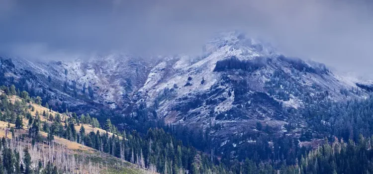 Los pasos de montaña de Sierra Nevada cerrados en medio de una tormenta invernal