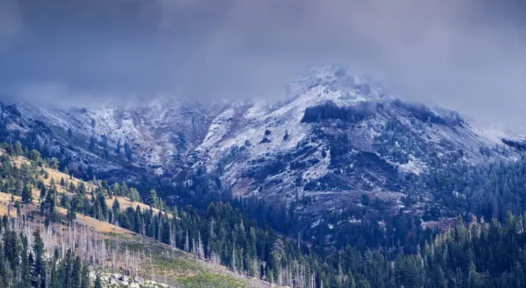 Los pasos de montaña de Sierra Nevada cerrados en medio de una tormenta invernal