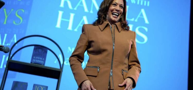 Kamala Harris habla en el Auditorio Masónico de SF durante una gira nacional de presentación de libros.