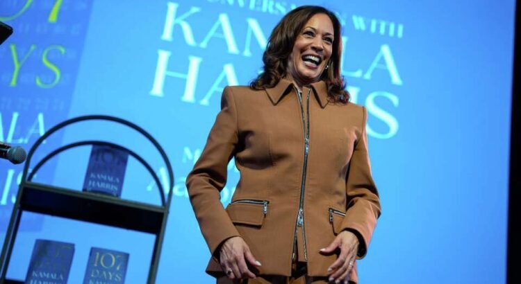 Kamala Harris habla en el Auditorio Masónico de SF durante una gira nacional de presentación de libros.