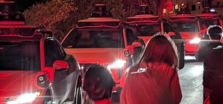 Crean a propósito un mega atasco con 50 robotaxis Waymo en San Francisco