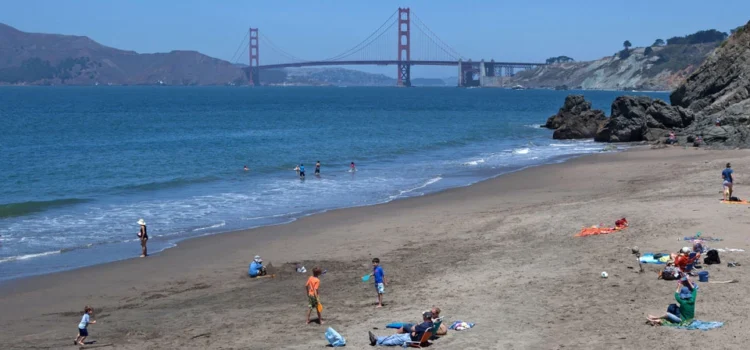 Playa de San Francisco reabre gracias a donaciones privadas.