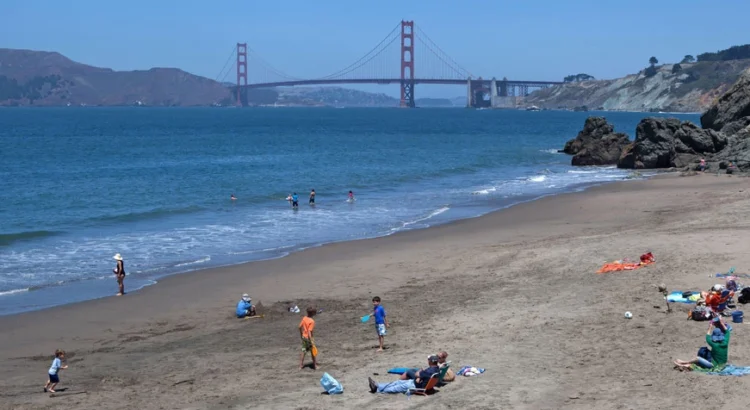 Playa de San Francisco reabre gracias a donaciones privadas.