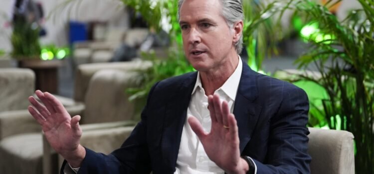 Newsom promete bloquear el plan energético de Trump en California
