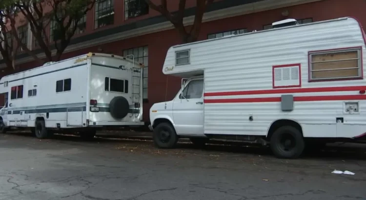 Frustración por nueva norma restrictiva a vehículos recreativos en San Francisco.